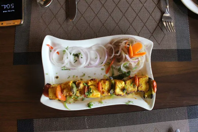 Jour 3 – Vol vers Delhi & accueil par votre chauffeur privé Après un dernier petit-déjeuner à Mumbai, vous prenez un vol intérieur vers Delhi, la capitale foisonnante de l’Inde. À votre arrivée, vous êtes accueillis par votre chauffeur privé attitré, qui restera à vos côtés jusqu’à la fin du séjour. Disponible à tout moment, il veille à votre confort, facilite toutes vos démarches et s’assure que chaque étape de votre voyage soit fluide et agréable. Vous prenez vos quartiers dans un hôtel moderne et élégant, alliant confort, service attentif et atmosphère paisible après l’effervescence de Mumbai. Dès votre arrivée, vous êtes reçus avec chaleur et professionnalisme, une expérience d’accueil qui marque le ton de votre séjour à Delhi. En fin de journée, vous profitez d’une première immersion dans la capitale : votre chauffeur vous conduit dans les rues animées et les marchés colorés, où se mêlent senteurs d’épices, néons étincelants et l’énergie unique de la vie locale. Le soir, vous dînez dans un restaurant raffiné recommandé par votre chauffeur, avant de regagner le confort de votre hôtel pour une nuit reposante. Un premier aperçu de Delhi tout en douceur, qui prépare aux découvertes culturelles et historiques du lendemain. Indian food